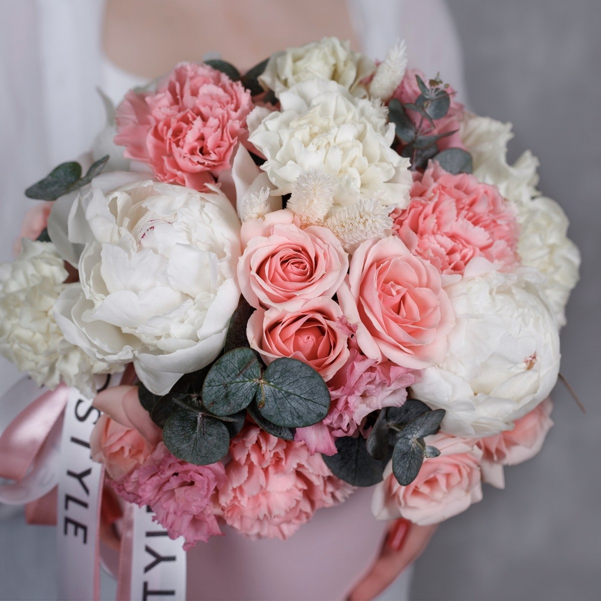 nezhnyj sbornyj buket v korobke s belymi pionami  2